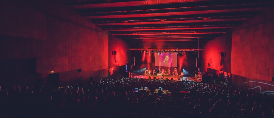 Zdjęcie koncertu w sali koncertowej Miasta Ogrodów
