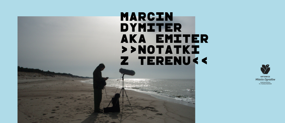 Zdjęcie Marcina Dymitera na plaży - nagrywa dźwięk fal