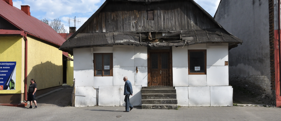 stara chałupa bielona wapnem z niszczejącym dachem w Szczebrzeszynie