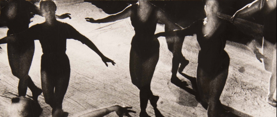 Fragment fotografii Edwarda Hartwiga przedstawiający tancerzy baletowych podczas ćwiczeń
