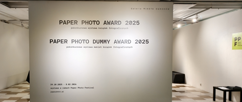 Zdjęcie Ściany na białym tle z napisem Paper Photo Award 2025 i na dole Paper Photo Dummy Award 2025