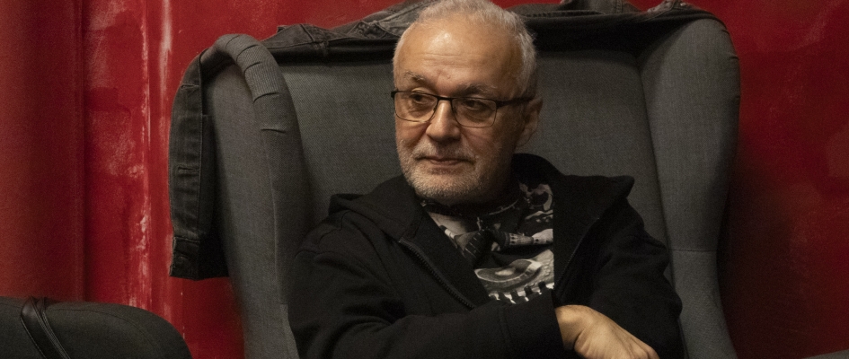Maciej Hen siedzi w fotelu