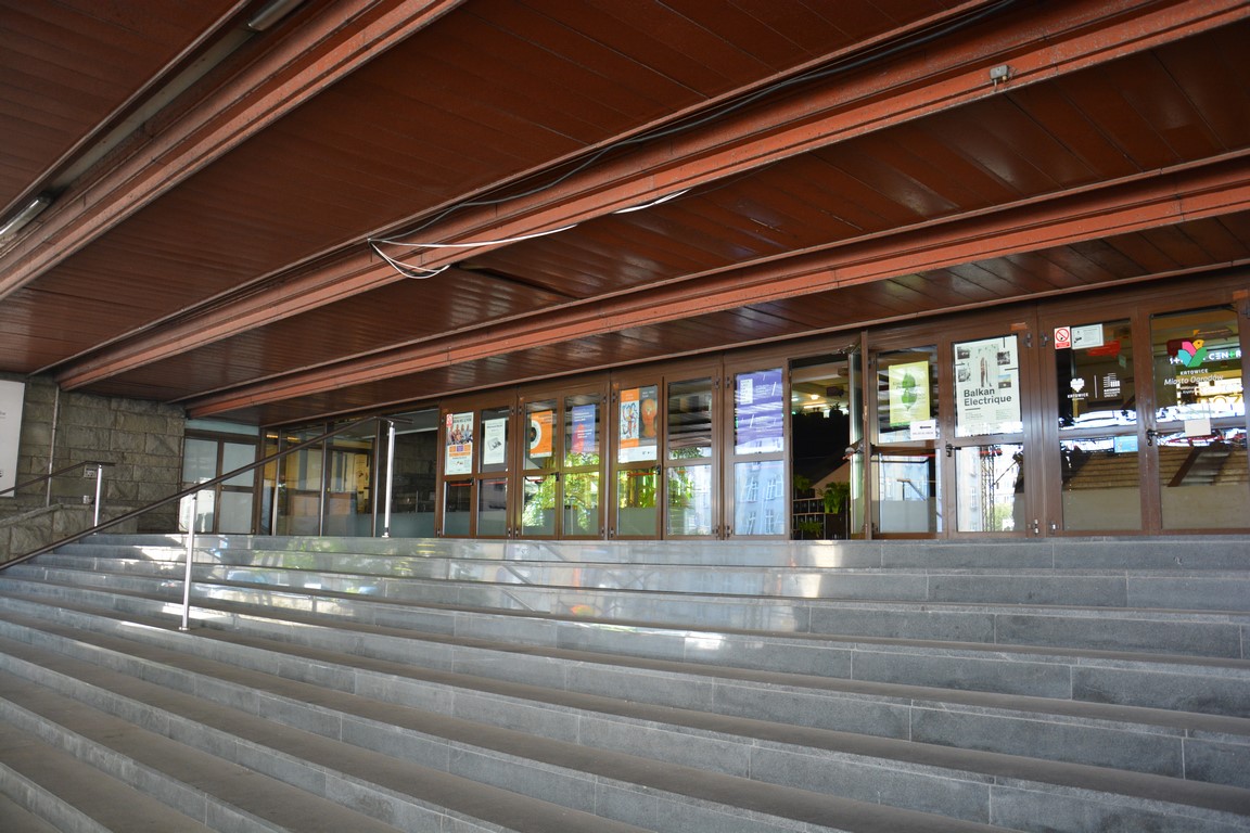 Wejście do budynku KMO