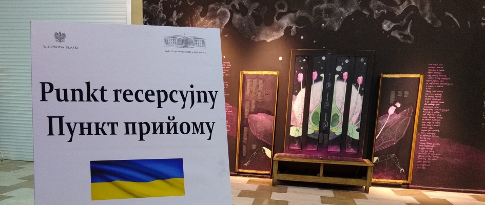 Zdjęcie potykacza z napisem PUNKT RECEPCYJNY  i flagą Ukrainy