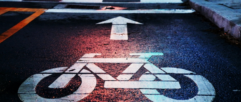 zdjęcie ikony rowerowej wymalowanej na asfalcie 