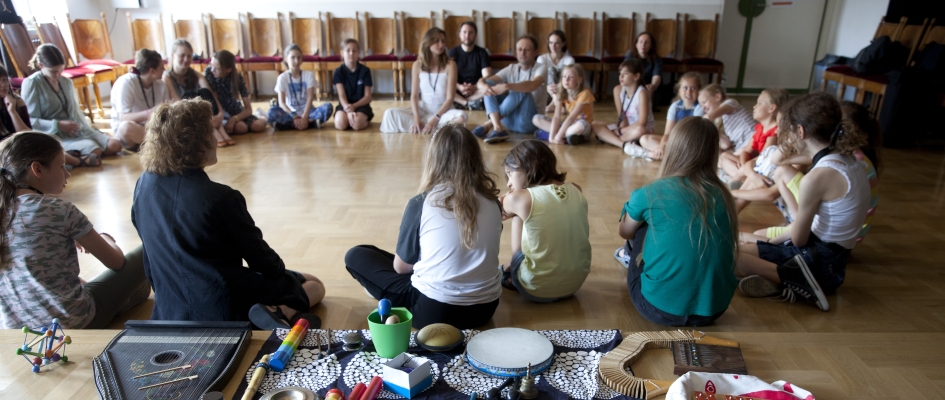 zdjęcie z warsztatów jazzcamp for girls 2022. Dziewczyny i tutorzy siedzą w kręgu. Rozmawiają