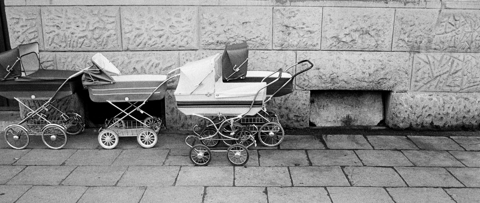 zdjęcie dziecięcych wózków na ulicy - lata 70. 80. XX wieku