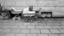 zdjęcie dziecięcych wózków na ulicy - lata 70. 80. XX wieku