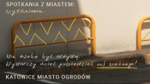 grafika promująca wydarzenie, przedstawia budynek o białej strukturze na którą pada słonce, przed są dwie barierki na której jest artystyczna grafika.