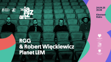 muzycy RGG i aktor Robert Więckiewicz siedzą na widowni w sali koncertowej. Poza nimi sala jest pusta. Teksty na grafice informują o koncercie 