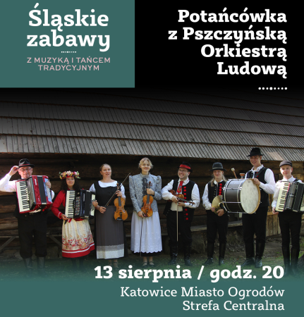 Muzycy w regionalnych strojach trzymają w rękach instrumenty (skrzypce, akordeony, werbel i talerze). Stoją na tle starej chaty