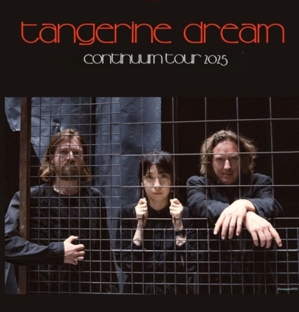 Trójka muzyków zespołu Tangerine Dream (mężczyzna, kobieta, mężczyzna) ubrani w czarne stroje stoją za metalową kratownicą
